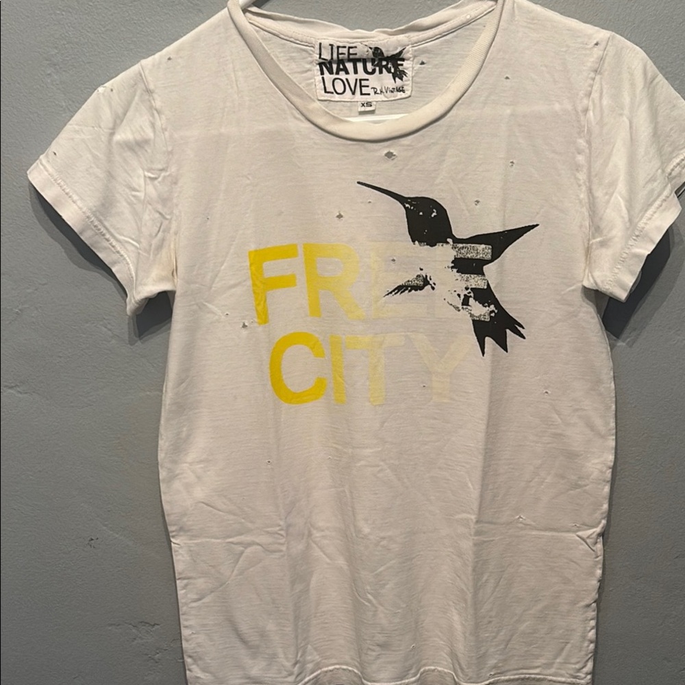 Free city vintage white teeshirt
Preowned fits xs-s